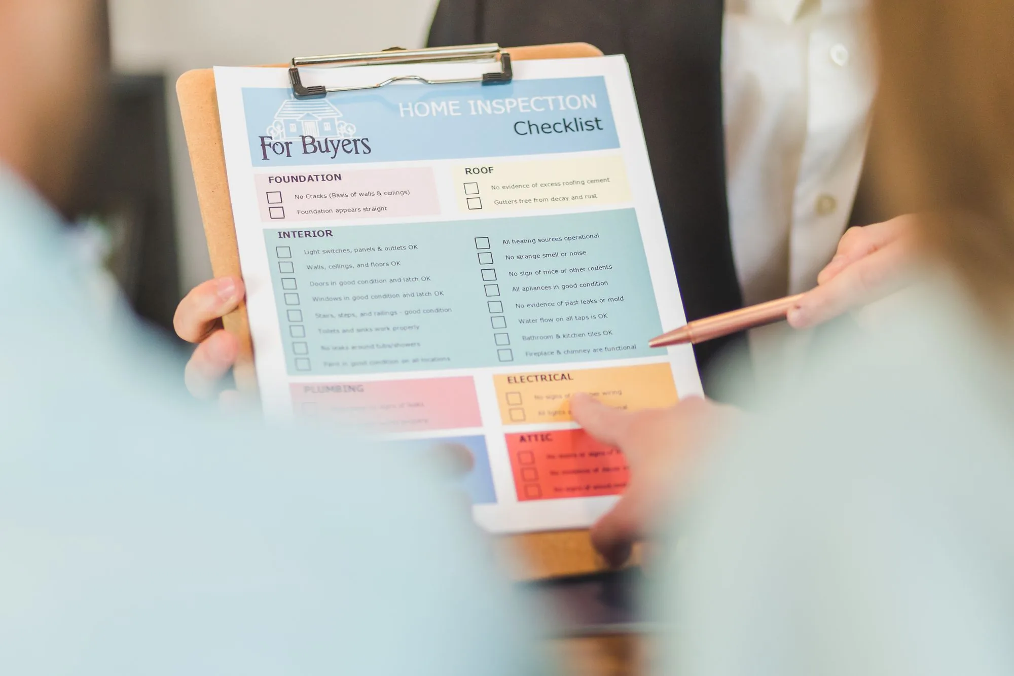 Checklist voor woningkopers op een klembord