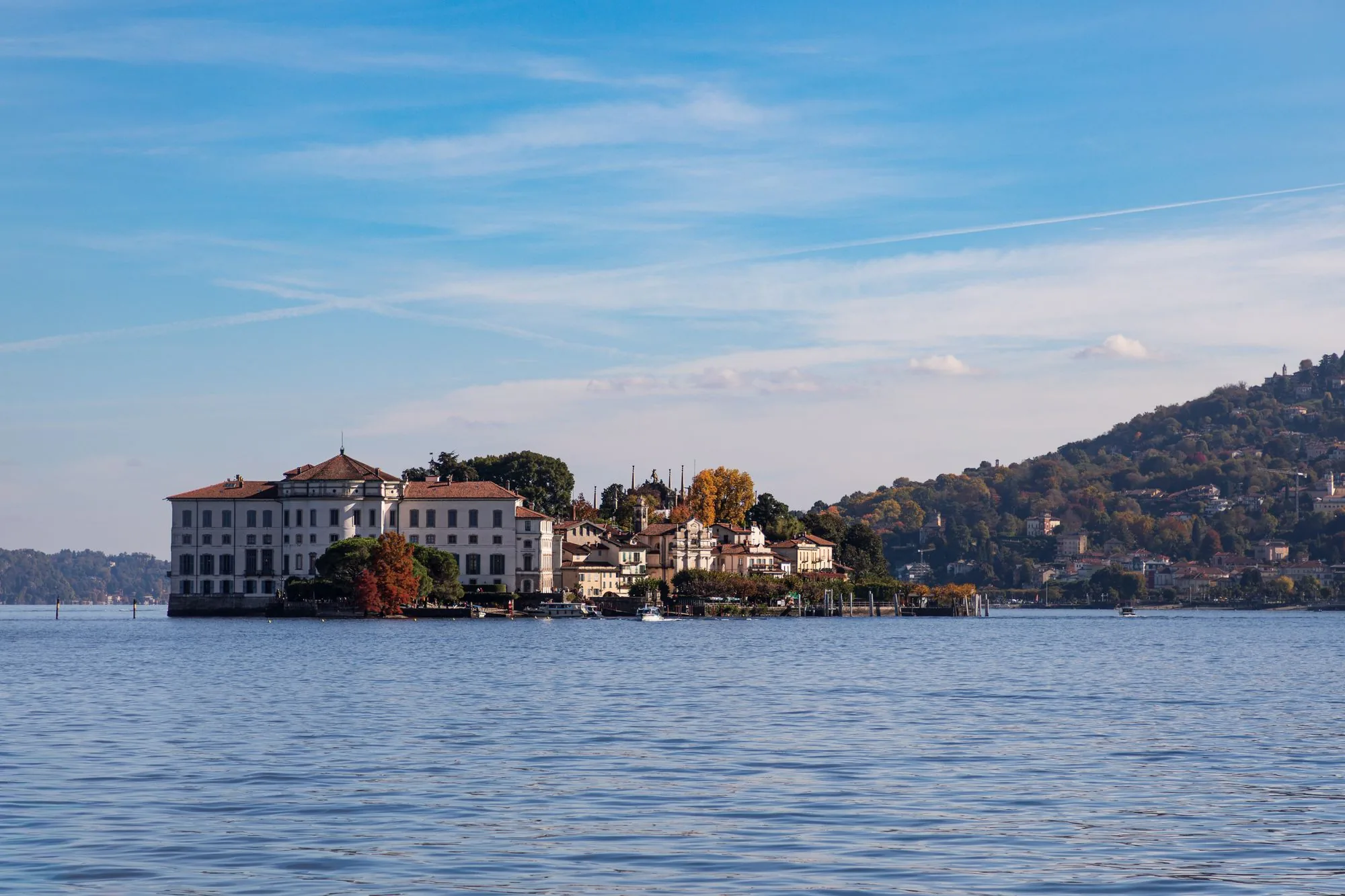 Eiland met een paleis op een meer in Noord-Italië
