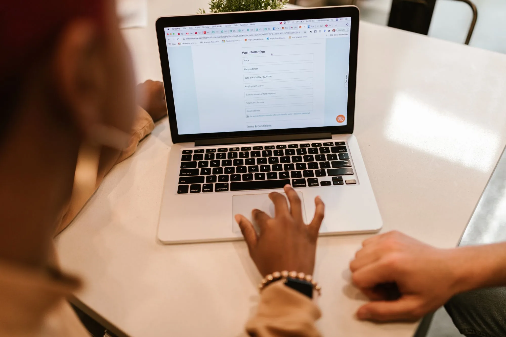 Persoon vult een online formulier in op een laptop