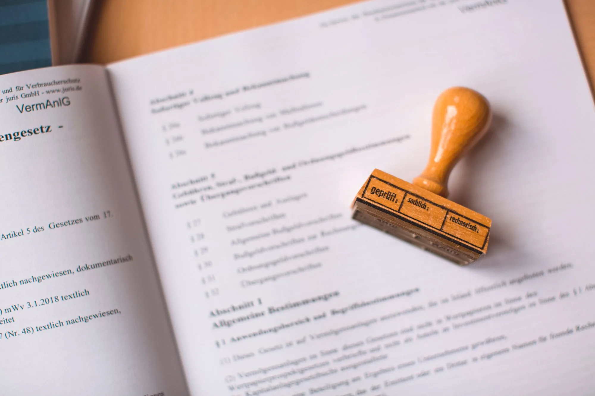 Houten stempel op een opengeslagen juridisch document